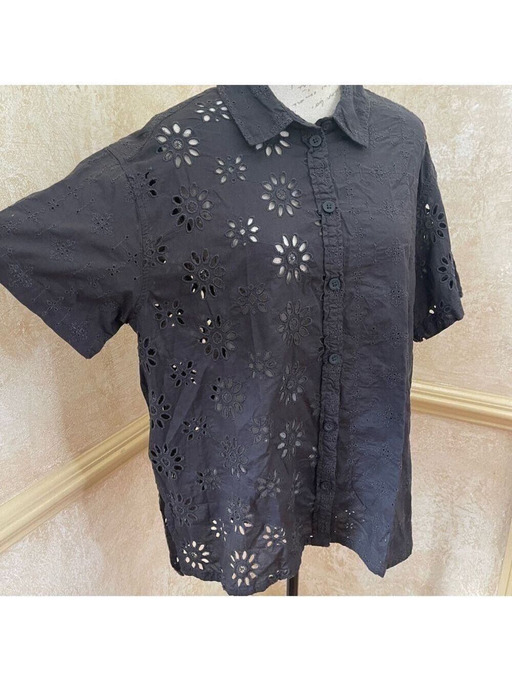 American Eagle Outfitters women’s black eyelet 100% cotton button down top Sz L - Picture 4 of 11